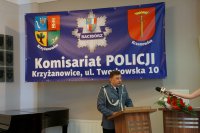 Komendant Powiatowy Policji w Raciborzu insp. dr. Paweł Zając składa podziękowania dla mundurowych podczas uroczystości