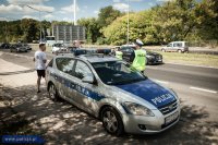 awatar policja i wolontariusze rozdają wśród kierowców artykuły promocyjne