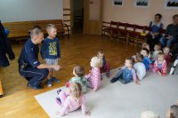 policjant w przedszkolu na pogadance z dziećmi