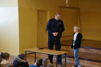 Raciborscy policjanci na spotkaniu z uczniami podstawówki w Nędzy mówili o bezpiecznym spędzaniu czasu podczas ferii