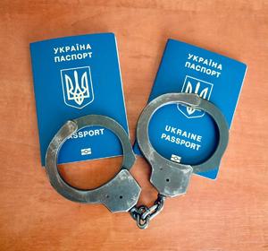 na zdjęciu paszporty ukraińskie i kajdanki